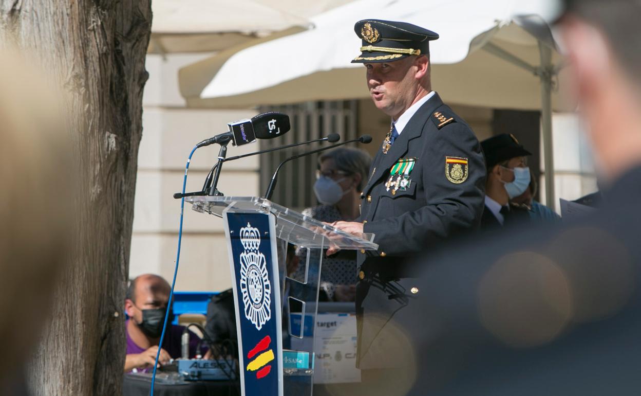 El comisario de Gandia, Fernando Ascaso, durante su discurso en el día de la Policía Nacional. 