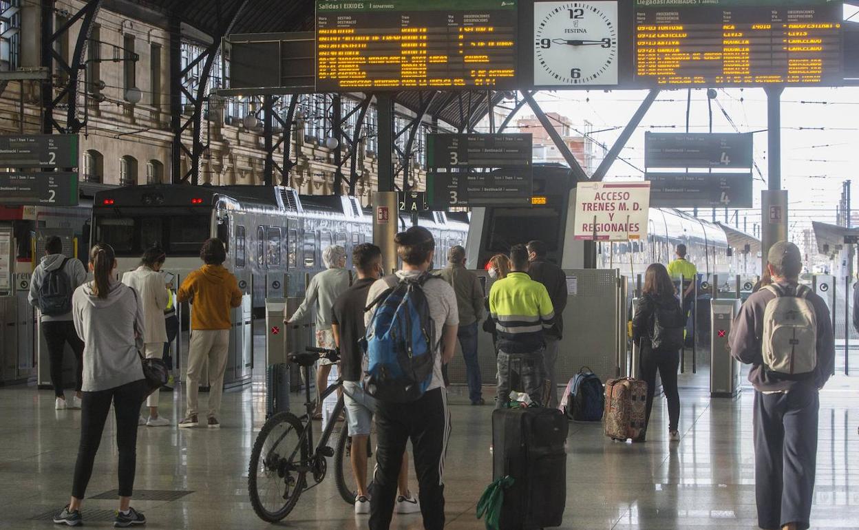 Usuarios esperan la llegada de los trenes en la Estación del Norte. 