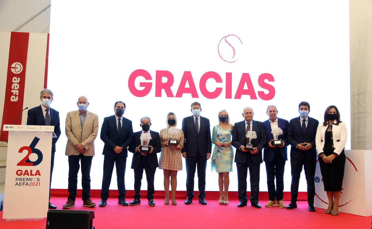 Galardonados y autoridades en la Gala de Premios AEFA celebrada en El Rovellet de Dénia. 