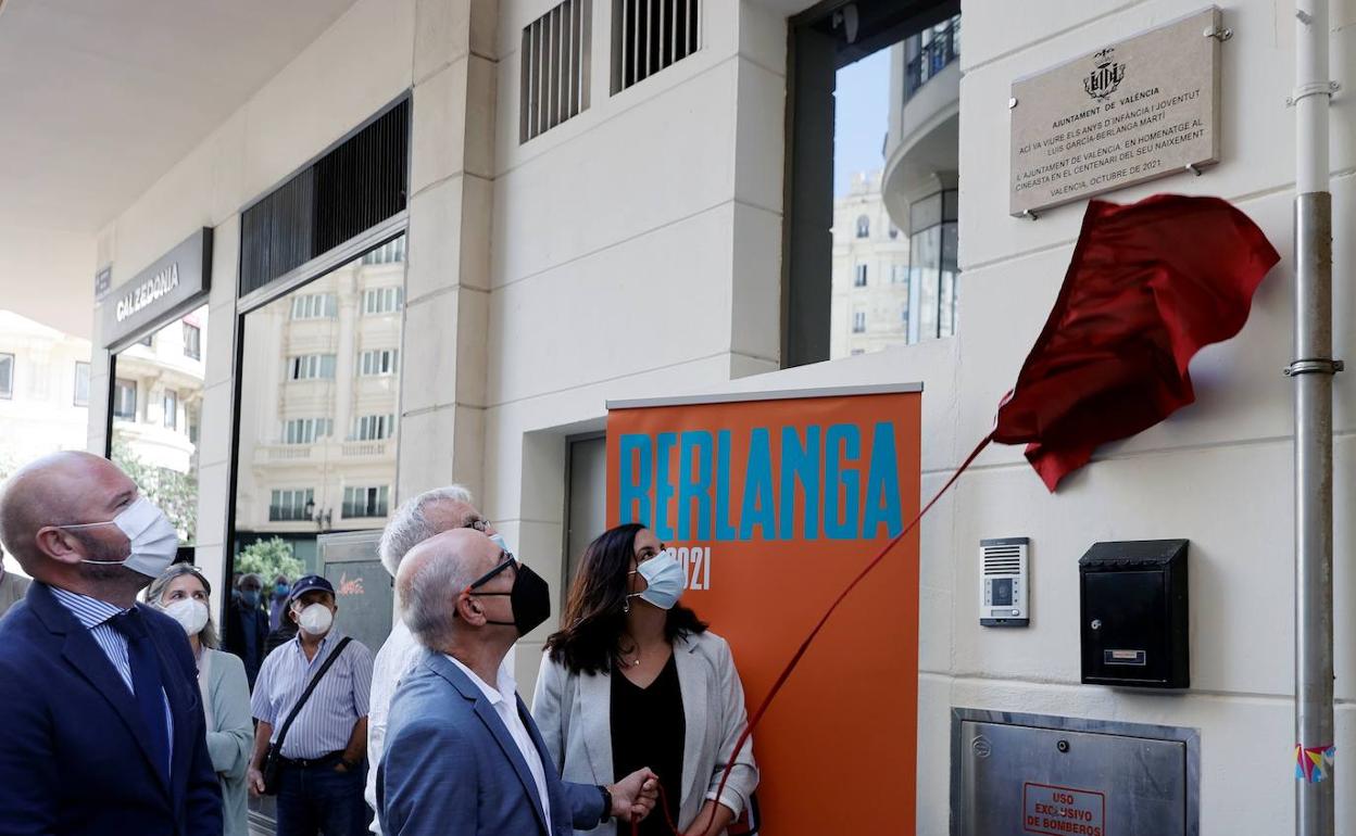 La placa conmemorativa, instalada en la casa de Berlanga en la calle Barcelonina. 