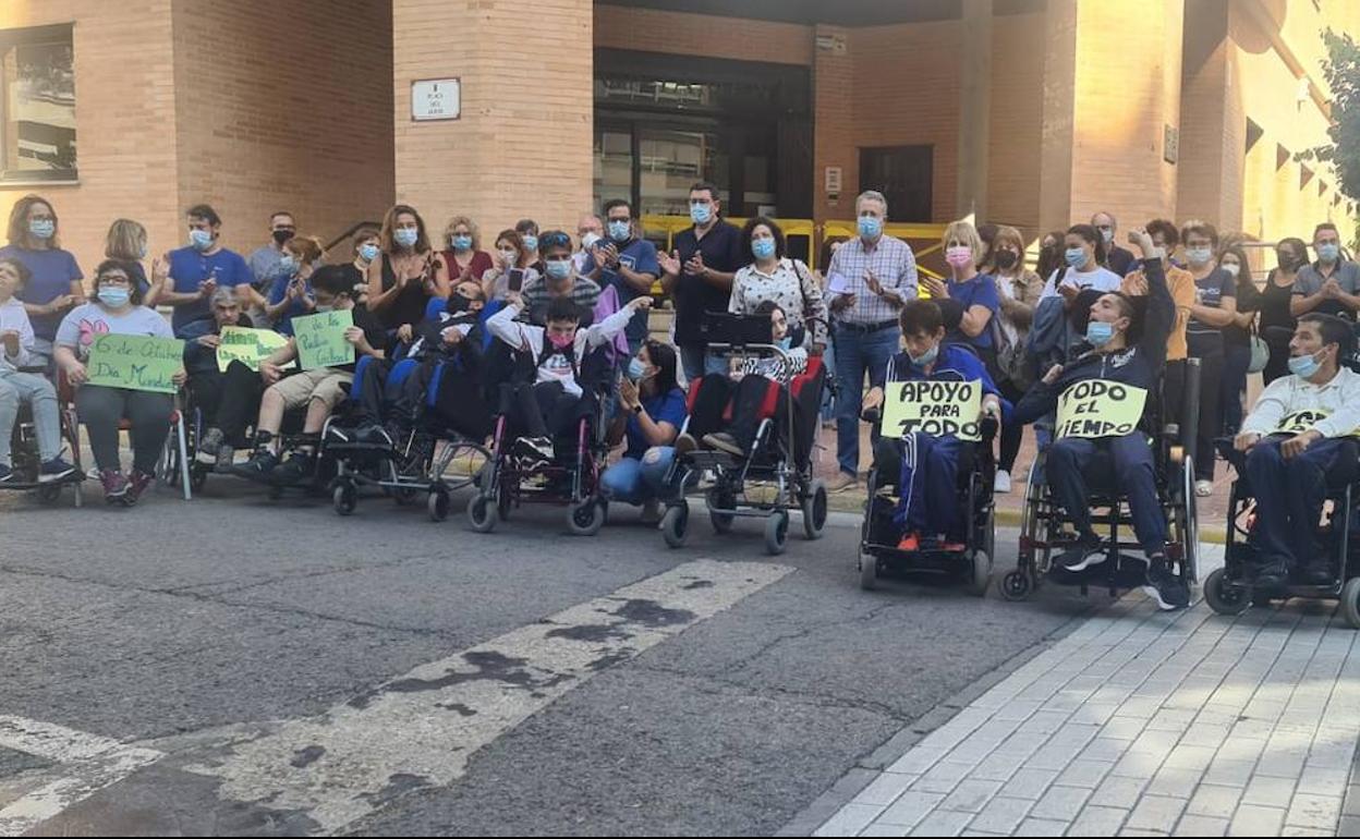 La convocatoria frente  al ayuntamiento de Albal. 