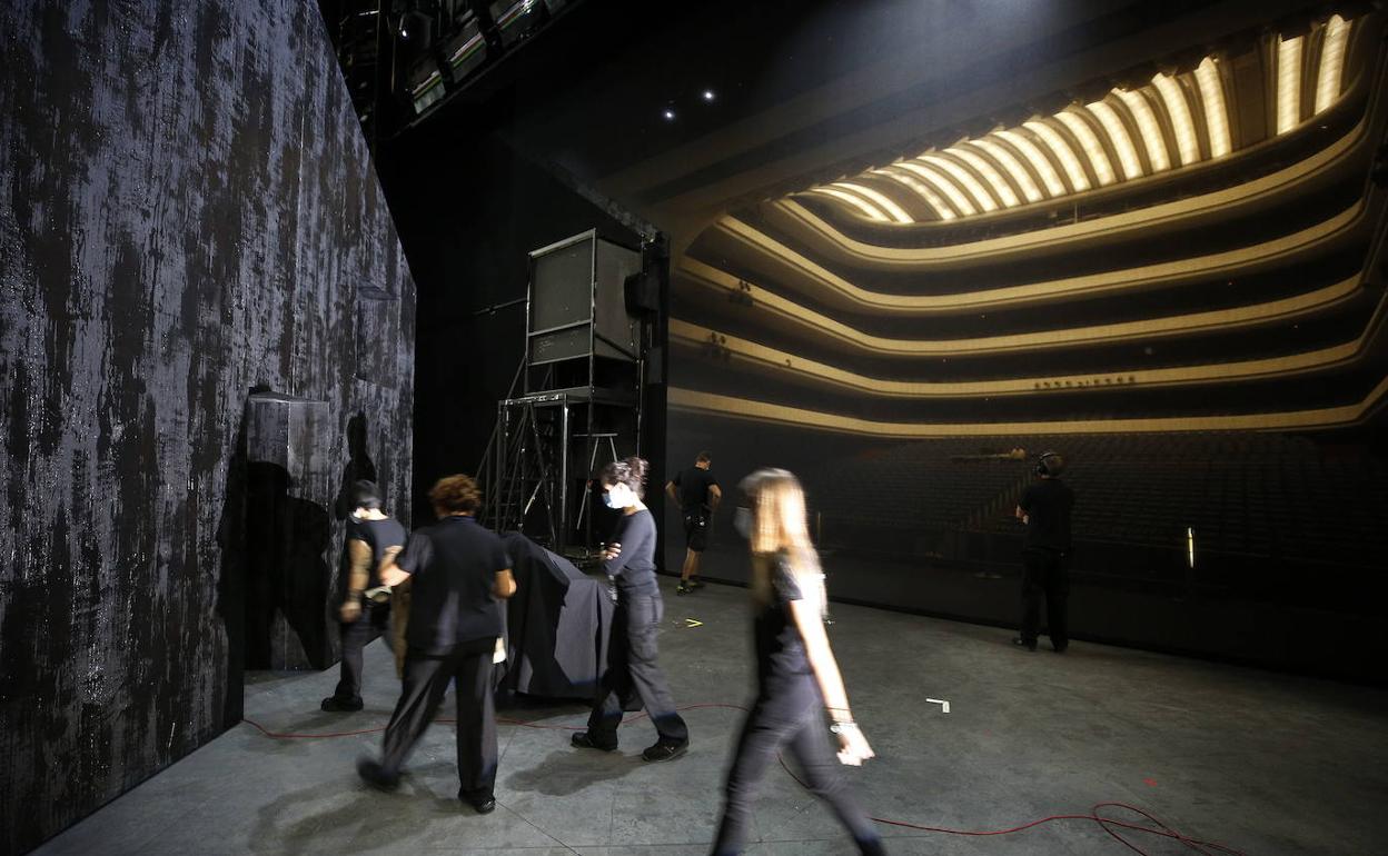 Trabajadores sobre el escenario de la sala Principal del Palau de les Arts. 