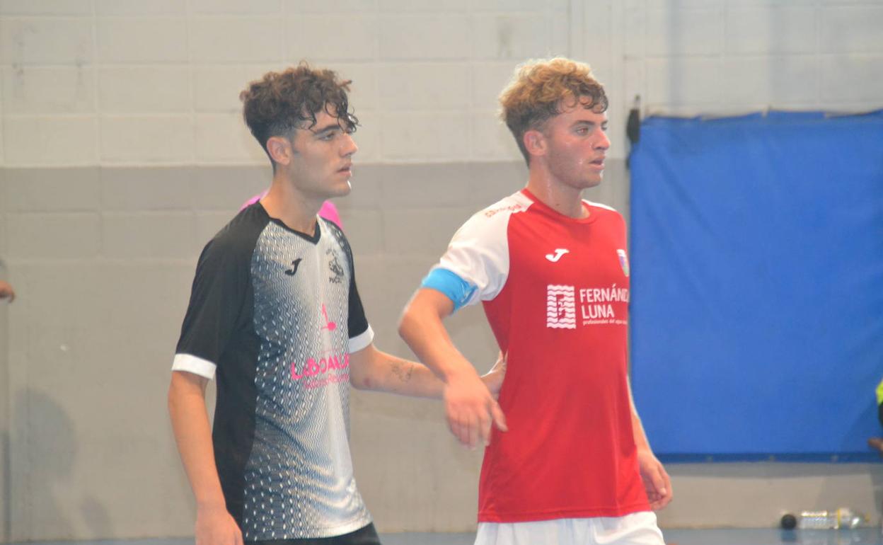 Juan Delgado marcado por un jugador del Puçol. 