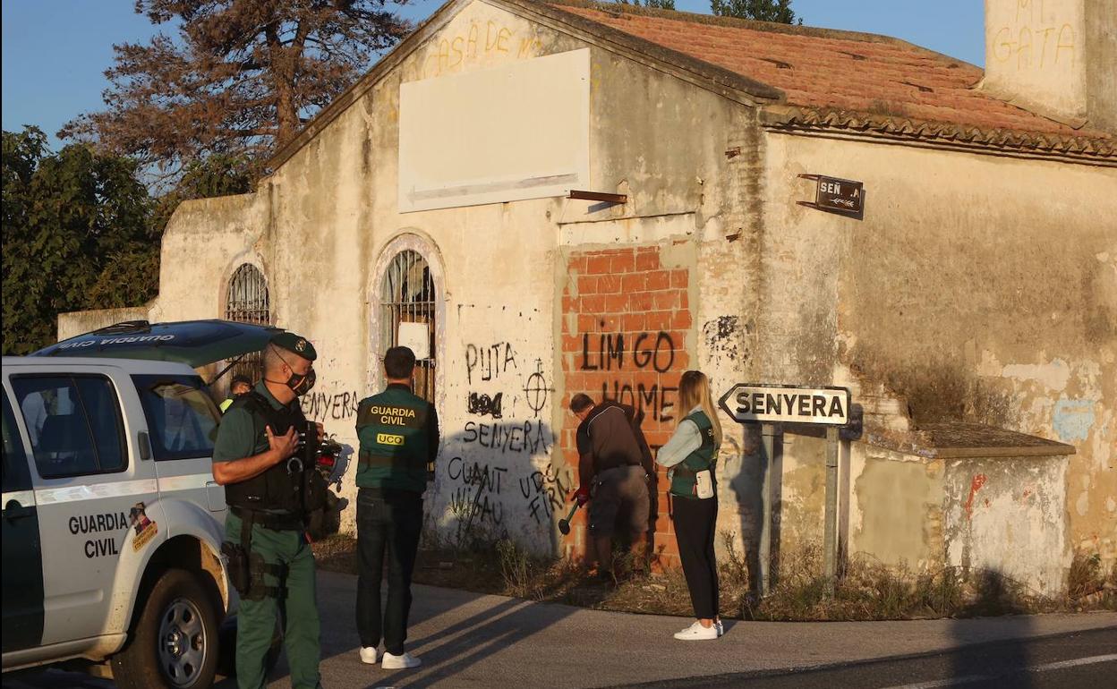 Un grupo de guardias civiles y un operario con la maza que utilizó para abrir el agujero en la caseta. 