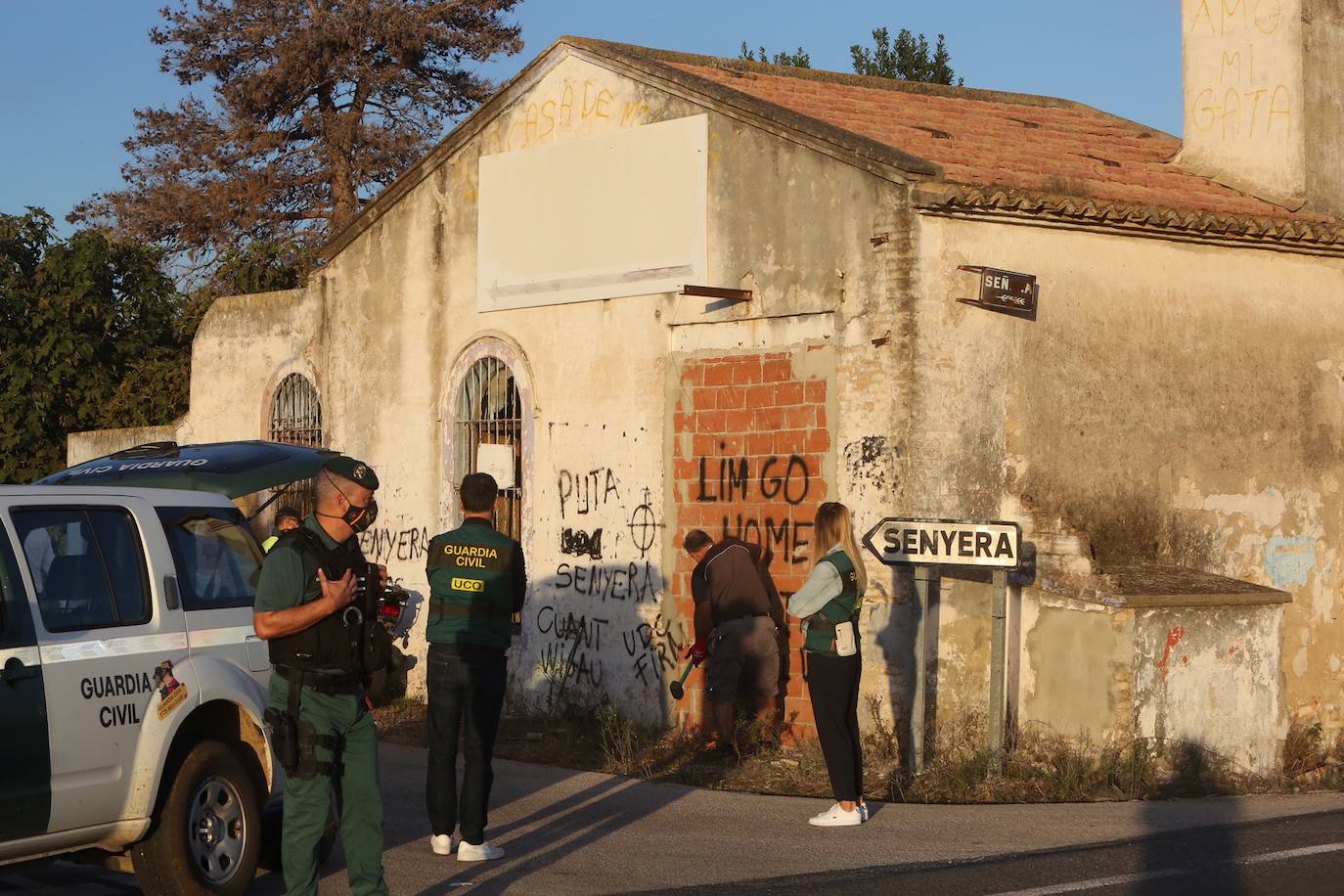 Unos operarios han abierto un agujero con mazas para que puedan entrar los agentes.