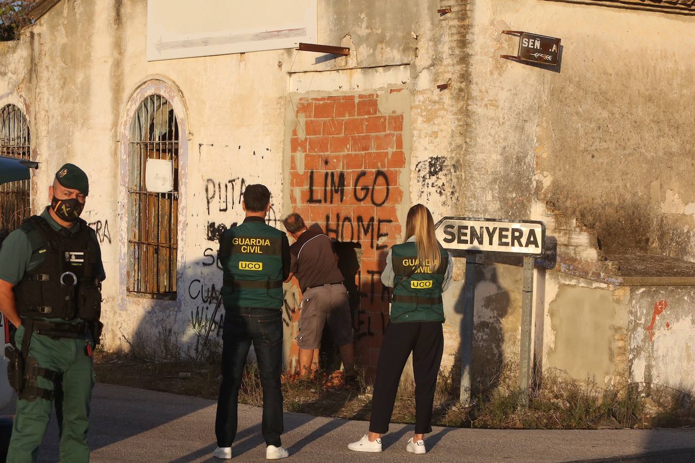 Unos operarios han abierto un agujero con mazas para que puedan entrar los agentes.