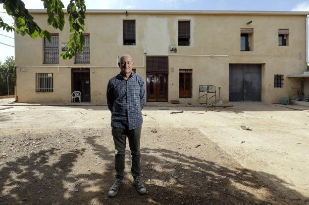 «Pago el mismo IBI que en la calle Colón y no tengo ni agua potable»