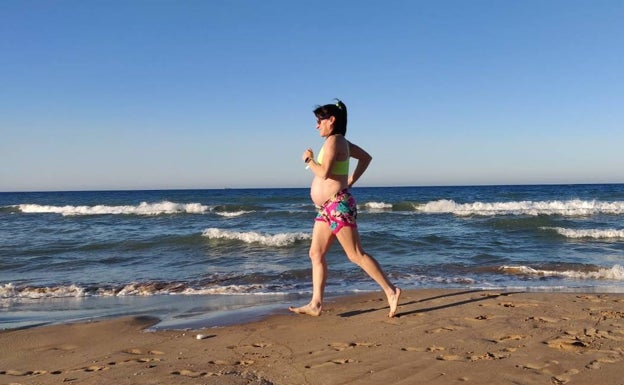 La atleta Albinyana entrenándose por la orilla de la playa. 