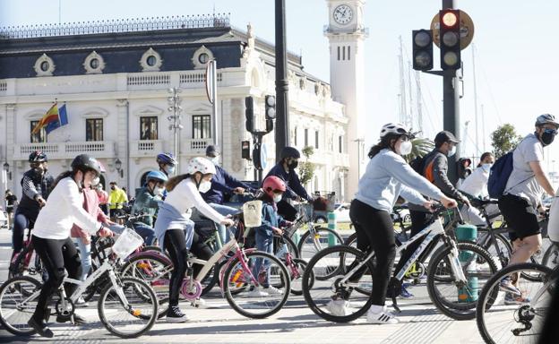 Ciclistas en Valencia. 