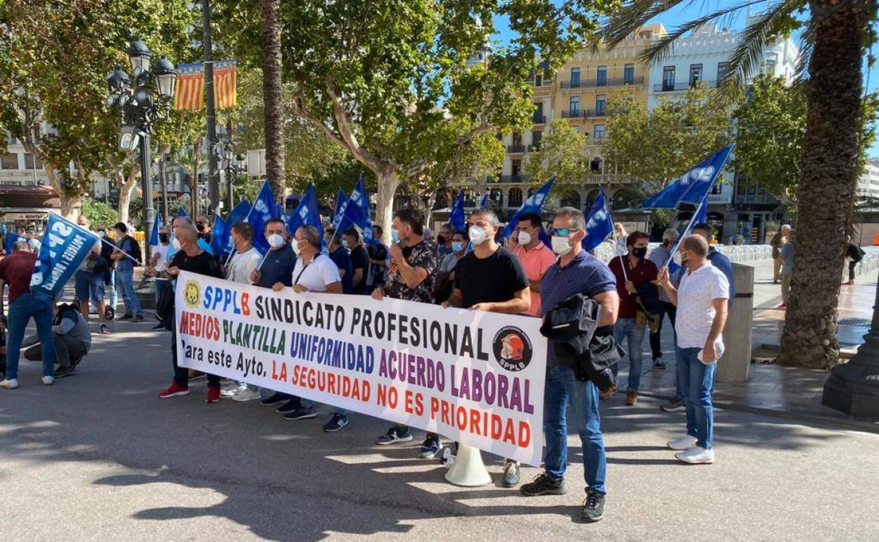 Protesta de los delegados del SPPLB, esta mañana en la plaza del Ayuntamiento. 