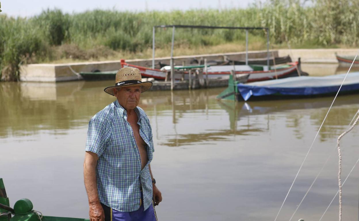 Un barquero junto al puerto de El Saler. 