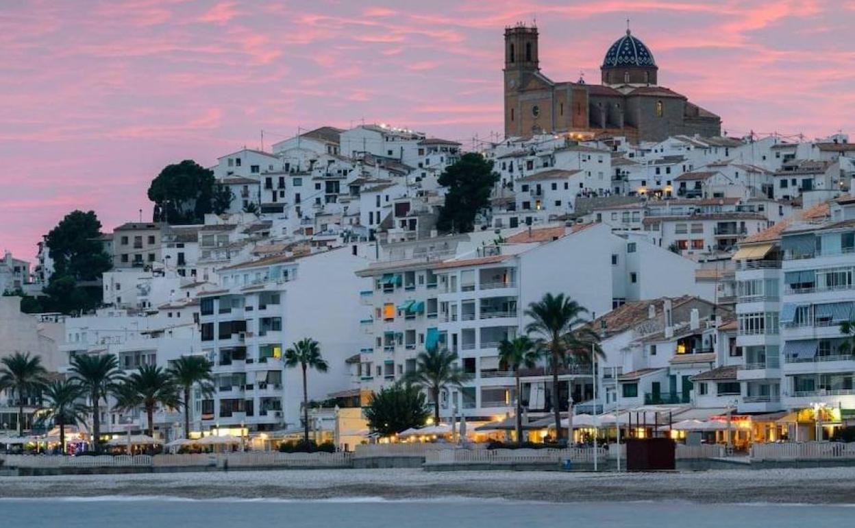 La inconfundible silueta de Altea es un potente reclamo turístico para la Costa Blanca