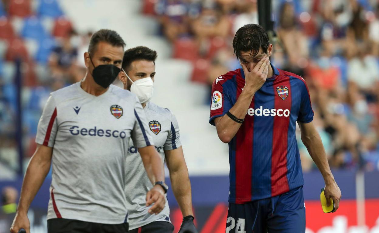 José Campaña abandona el campo durante el partido contra el Rayo.