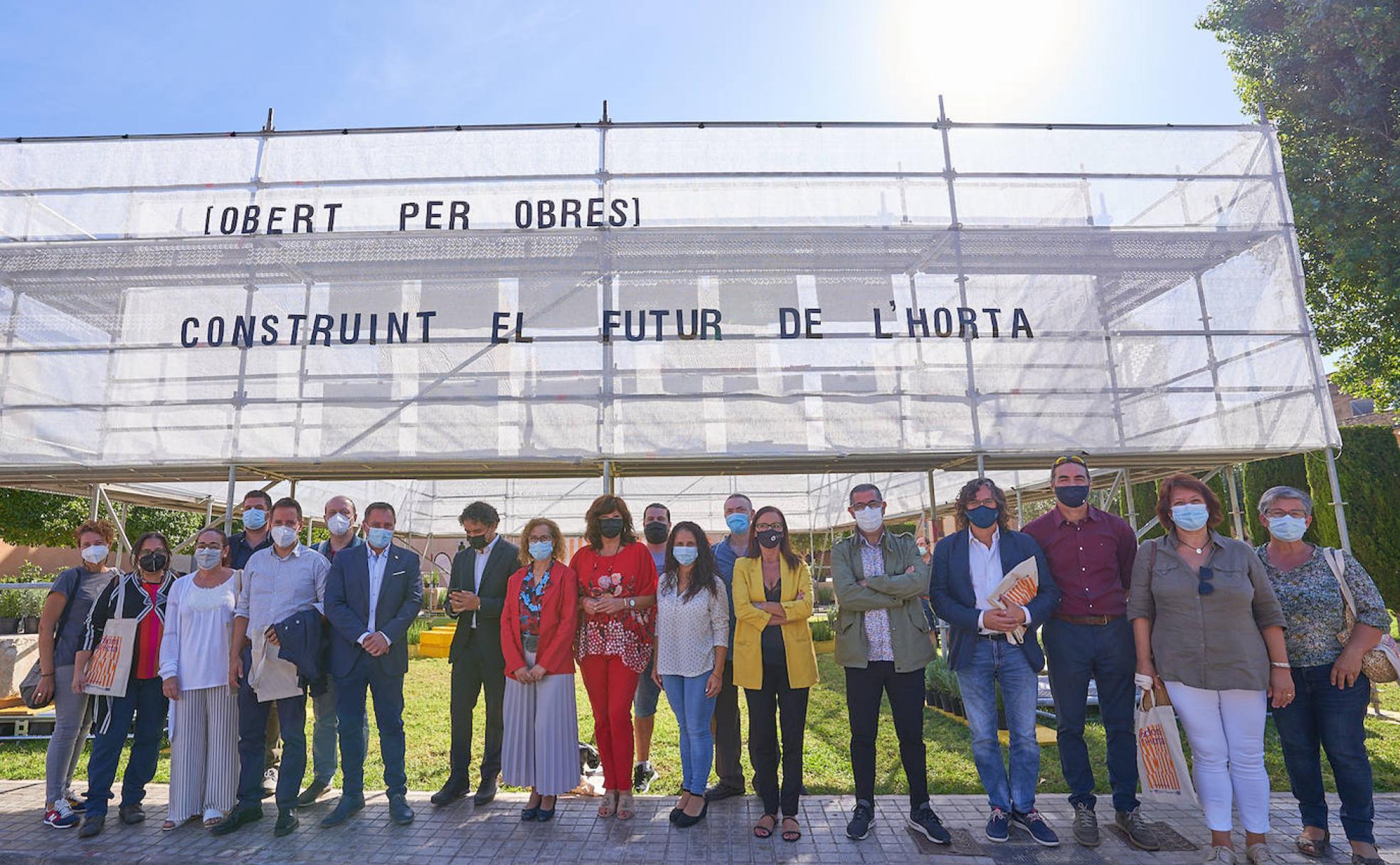 Los alcaldes participantes y las autoridades frente a una de las propuestas artísticas en Albalat. 