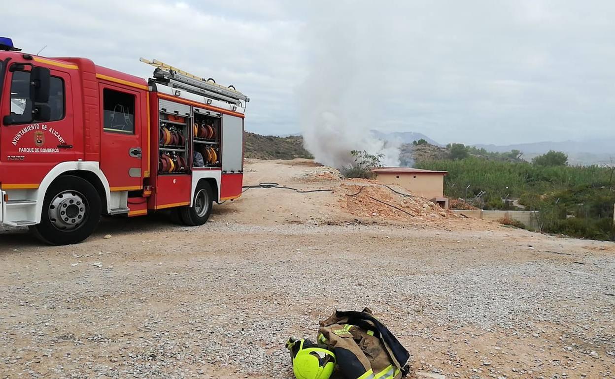 Incendio en la pirotecnia Alacantina de Focs i Artifici, este jueves en Alicante. 