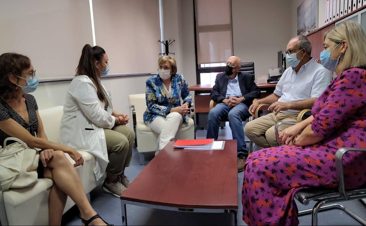 La consellera de Sanidad, Ana Barceló, con el futuro equipo directivo del departamento de salud de Torrevieja.