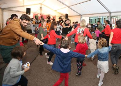 Imagen secundaria 1 - Imágenes de la 'vieja normalidad': el festival Bilbao BBK Live, verbena y una pareja bailando.