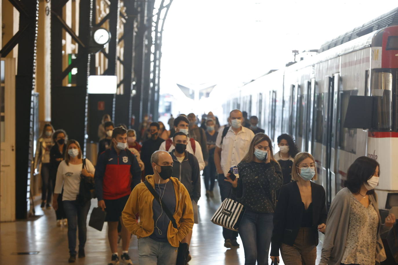 La huelga de maquinistas amenaza el puente de Octubre al cancelarse medio centenar de trenes. 