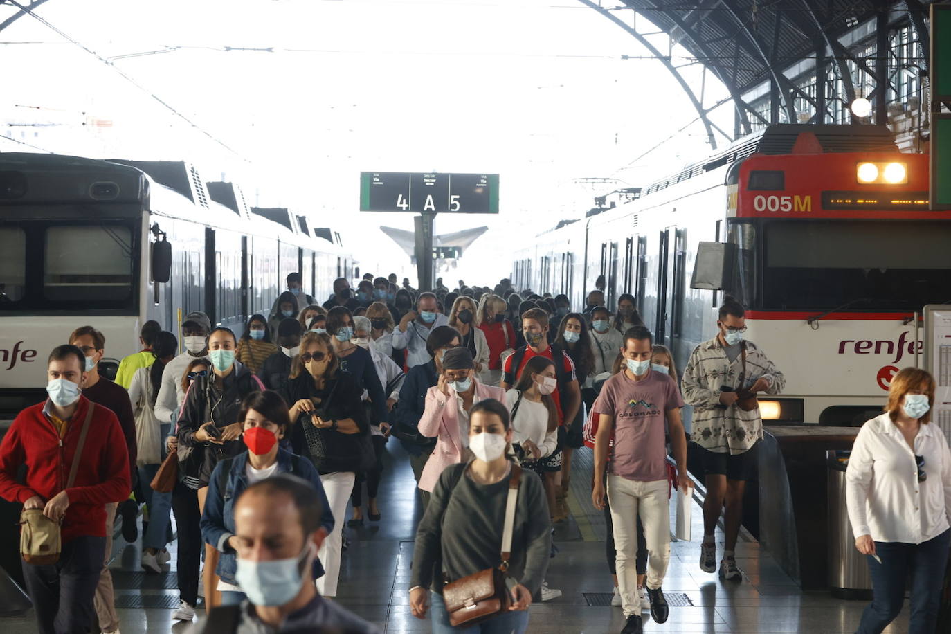 La huelga de maquinistas amenaza el puente de Octubre al cancelarse medio centenar de trenes. 