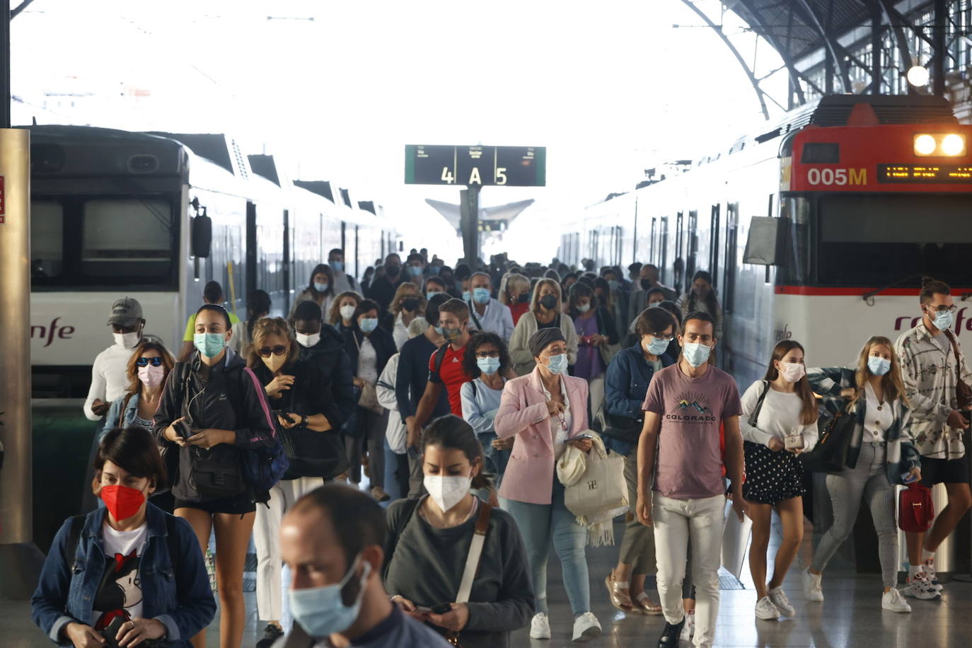 La huelga de maquinistas amenaza el puente de Octubre al cancelarse medio centenar de trenes. 