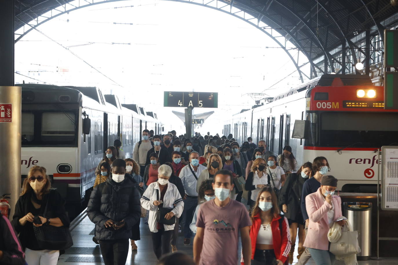 La huelga de maquinistas amenaza el puente de Octubre al cancelarse medio centenar de trenes. 