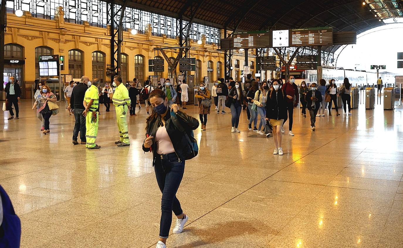 La huelga de maquinistas amenaza el puente de Octubre al cancelarse medio centenar de trenes. 