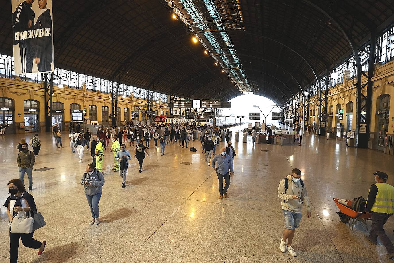 La huelga de maquinistas amenaza el puente de Octubre al cancelarse medio centenar de trenes. 