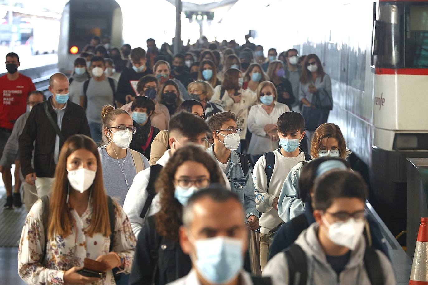 La huelga de maquinistas amenaza el puente de Octubre al cancelarse medio centenar de trenes. 