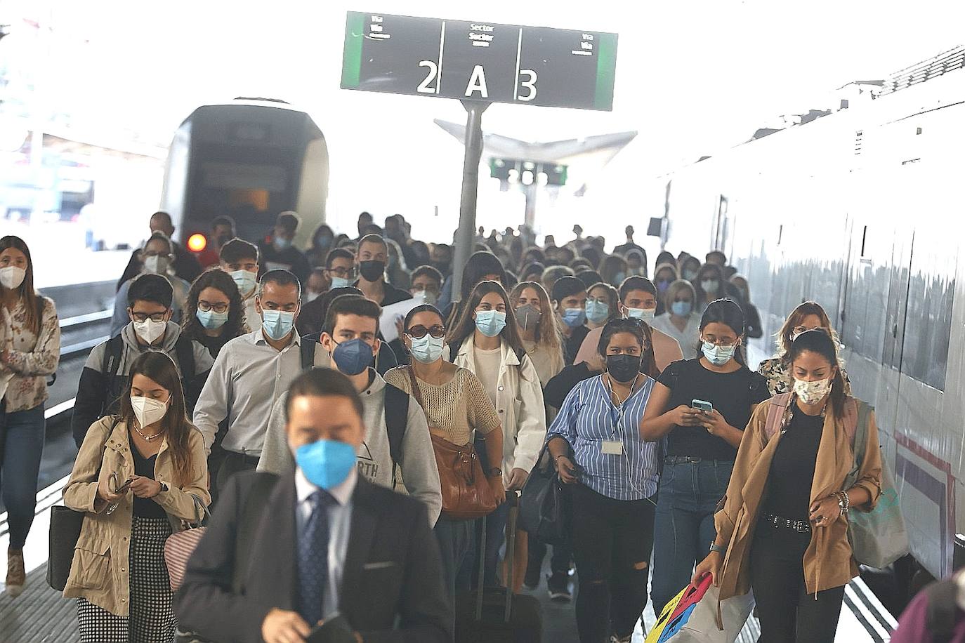 La huelga de maquinistas amenaza el puente de Octubre al cancelarse medio centenar de trenes. 