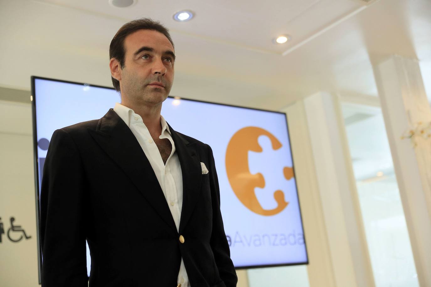 Enrique Ponce, torero: "Valencia, más allá del tiempo, el espacio y los tópicos" | Salí de Valencia siendo un niño que tenía idealizada su tierra; por la familia, por su luz, por su huerta, su mar y su gastronomía. El tiempo, el espacio y la vida me llevaron a una realidad más real: Valencia es todo lo que yo me llevé en mi pequeño equipaje y mucho más. Es la luz de Sorolla, mi familia y mi niñez, es ese plato universal, la paella, el trabajo abnegado, la investigación científica puntera, la fiesta socarrona y crítica, la vida a la orilla del mar.
