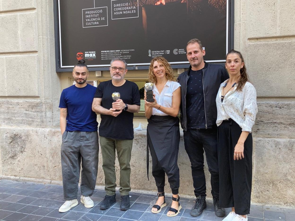 Miembros del equipo de
'La mort i la donzella'
con sus Max, este miércoles
delante del Teatro Principal. LP