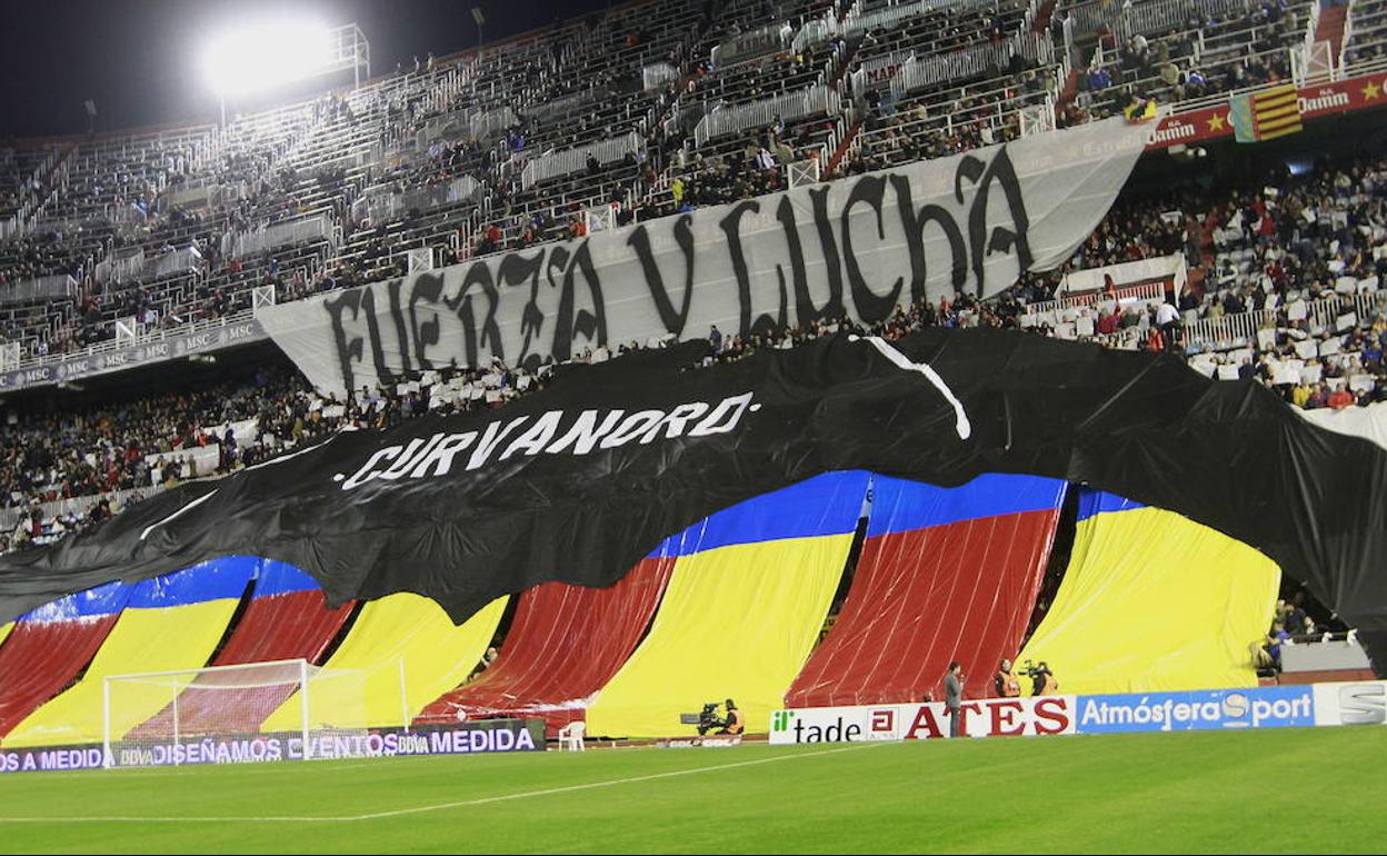 Uno de las numerosas acciones de la Curva Nord para animar al equipo. 