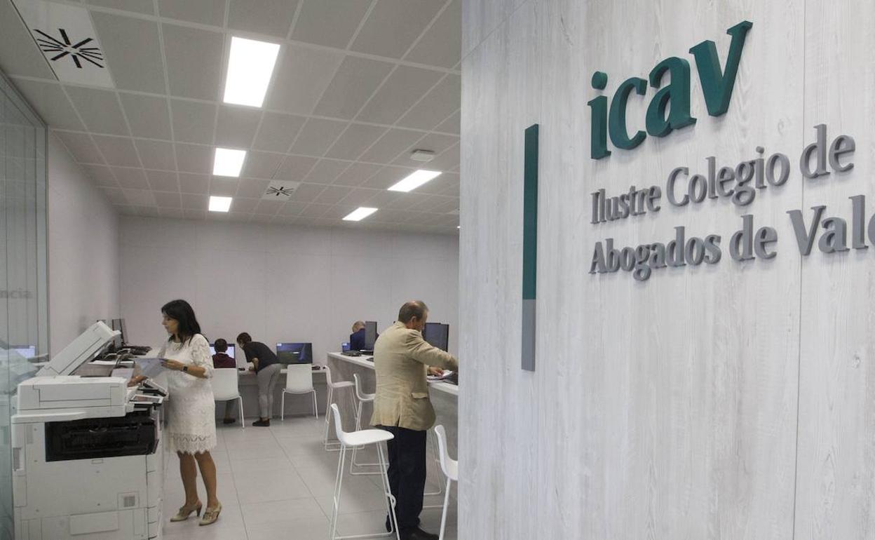 Abogados trabajan en la sede del ICAV, en Valencia, en una imagen de archivo. 