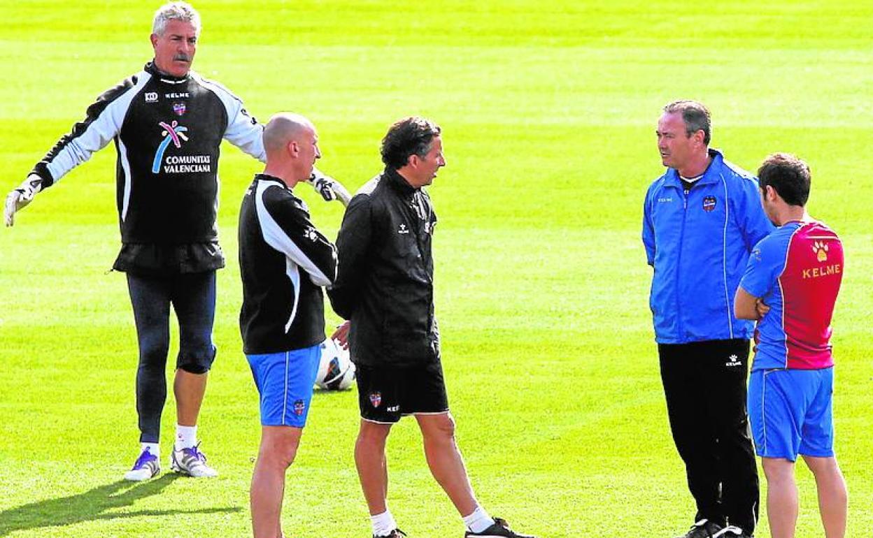 Pereira y Juan Ignacio dialogan durante un entrenamiento del Levante en abril de 2013.