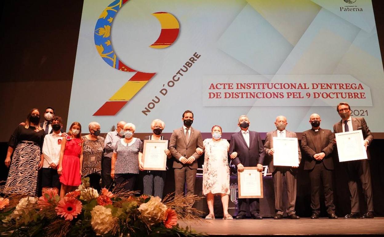 El alcalde, Juan Antonio Sagredo, con los premiados. 