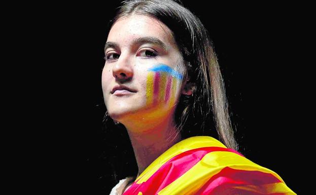 Clara Calabuig luce la bandera de la Comunitat durante el reportaje para LAS PROVINCIAS. 