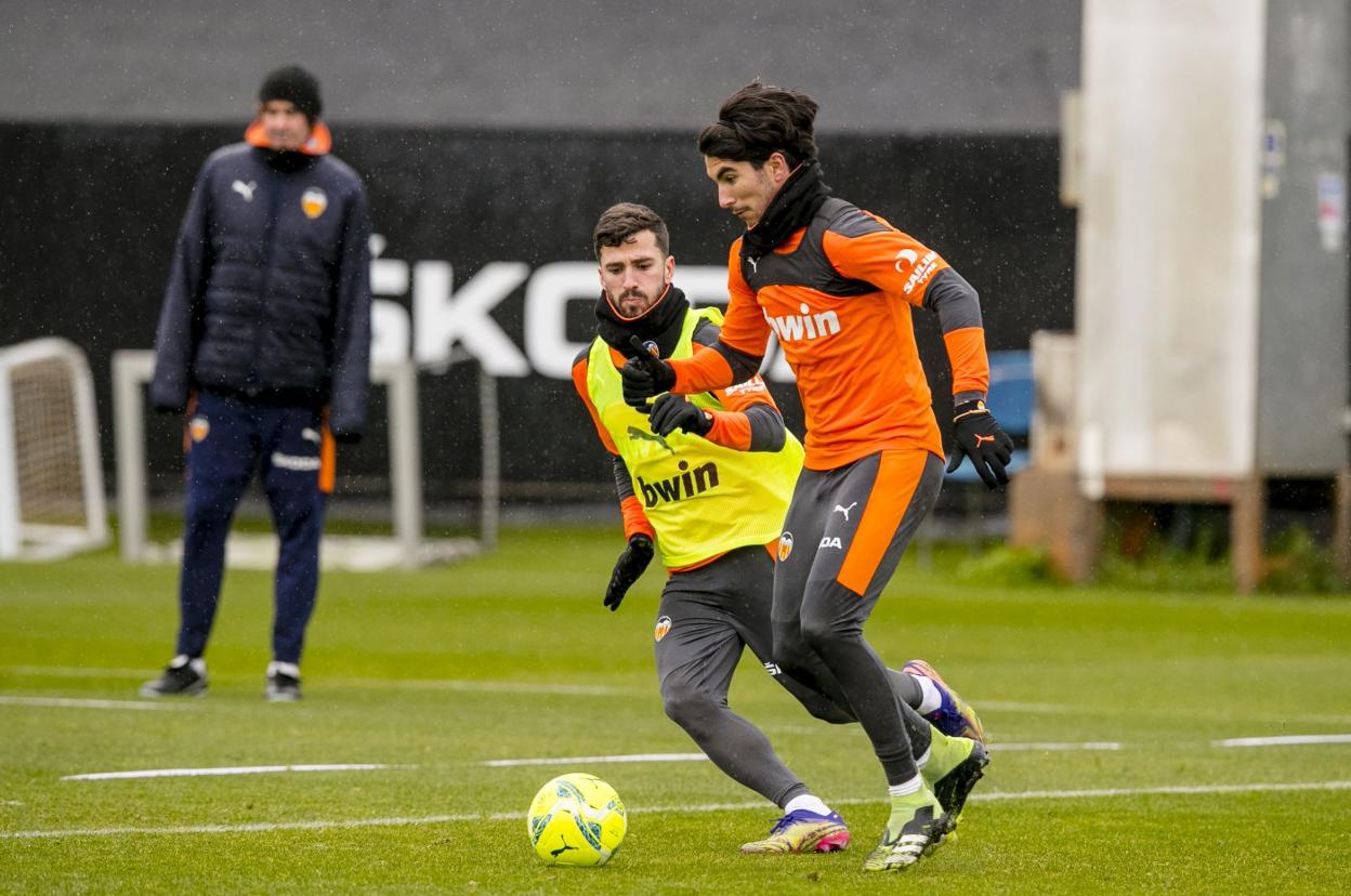 Dos referentes. Gayà trata de quitarle el balón a Carlos Soler en un entrenamiento. vcf