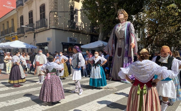 La actuación de Dianium Dansa por las calles de Dénia. 