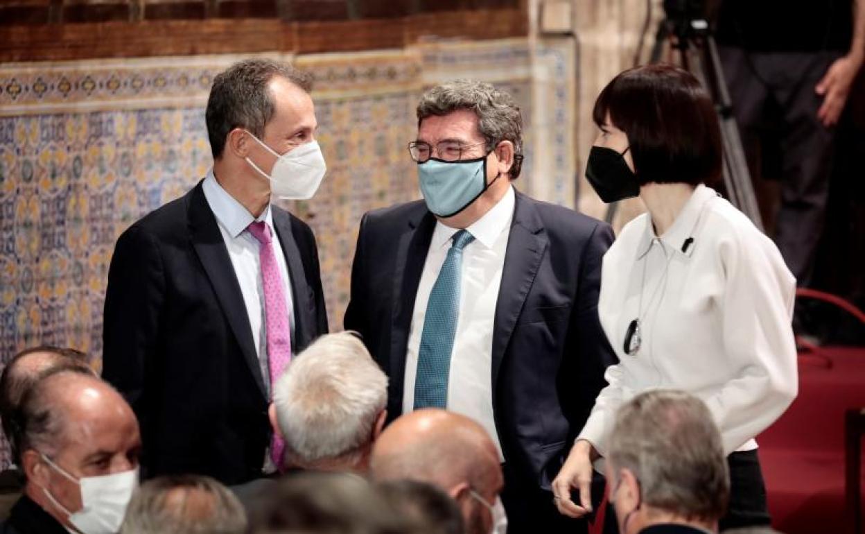 La ministra de Ciencia e Innovación, Diana Morant, junto a su predecesor, Pedro Duque (i), y al ministro de Inclusión, Seguridad Social y Migraciones, Jose Luis Escrivá