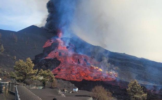 Coladas de lava descienden este sábado desde el volcán de Cumbre Vieja. Instituto Geológico y Minero de España.