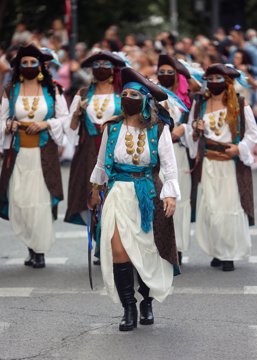 Fotos: Desfile de Moros y Cristianos con motivos del 9 d&#039;Octubre