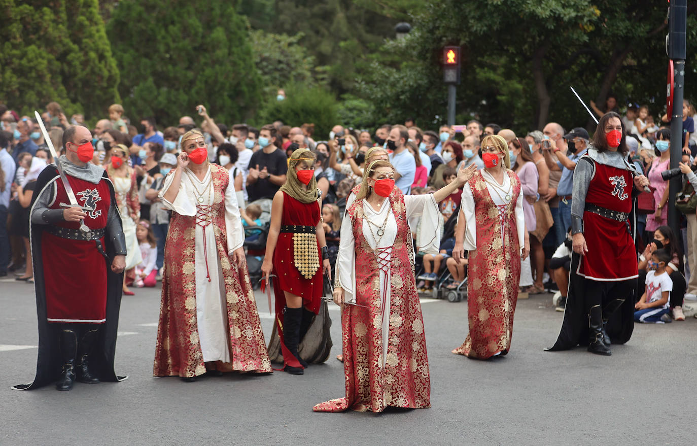 Fotos: Desfile de Moros y Cristianos con motivos del 9 d&#039;Octubre