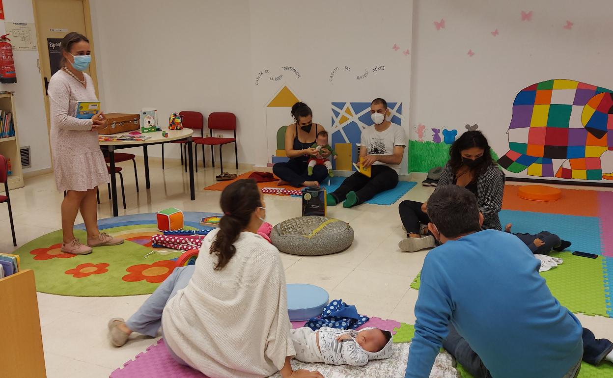 Una sesión del club de lectura en la biblioteca de la calle Serpis. 