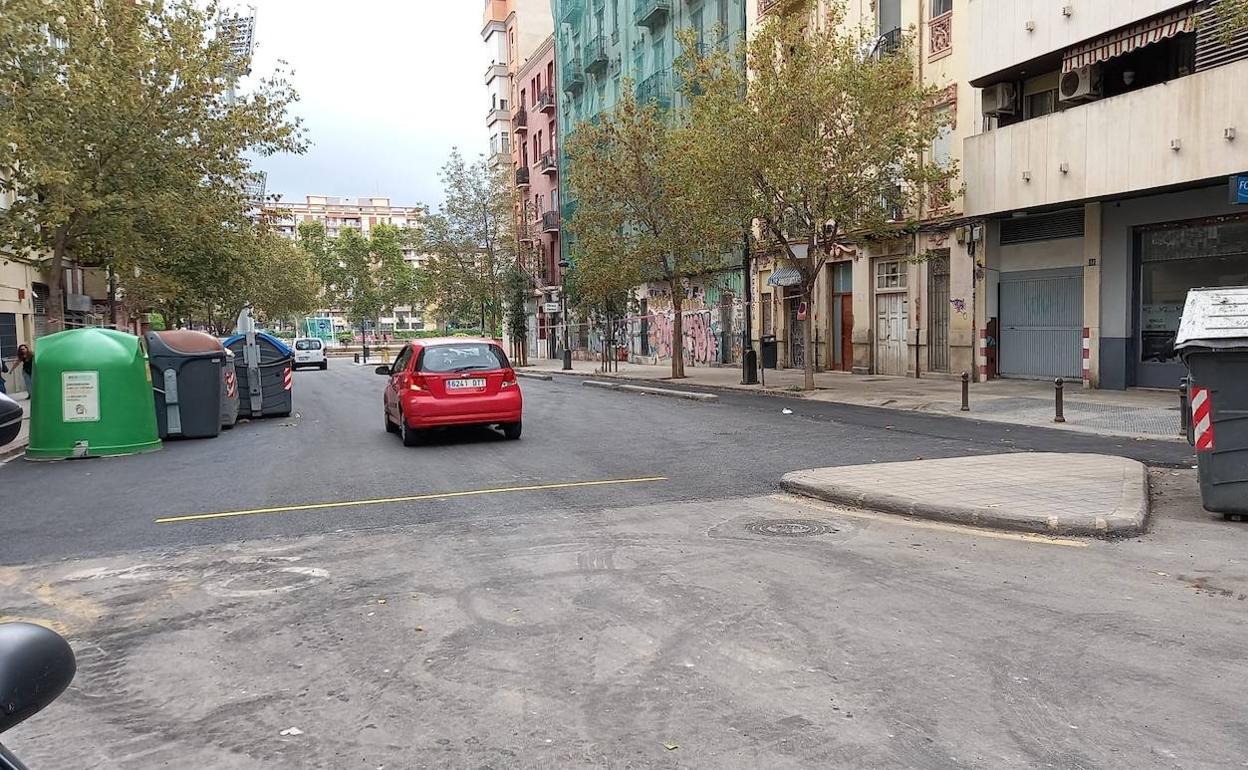 Calle a asfaltar en Valencia. 