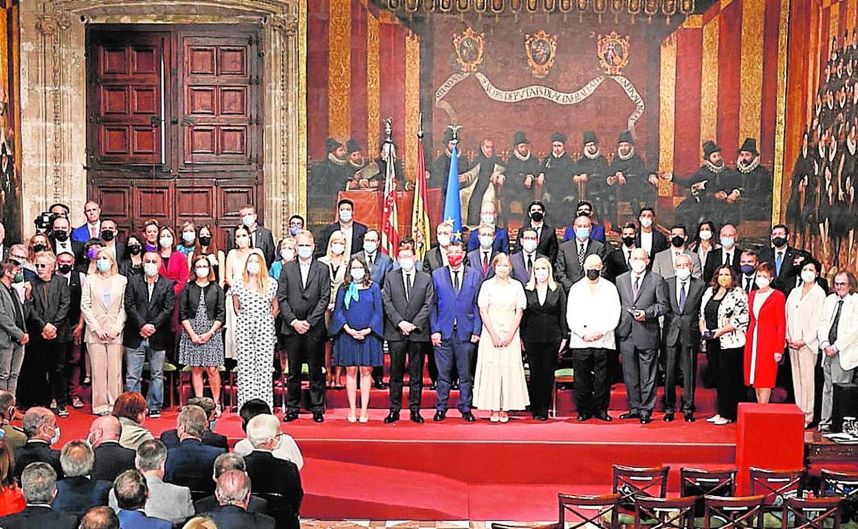 Foto de familia de los premiados ayer en el Palau con las autoridades de la Generalitat. 