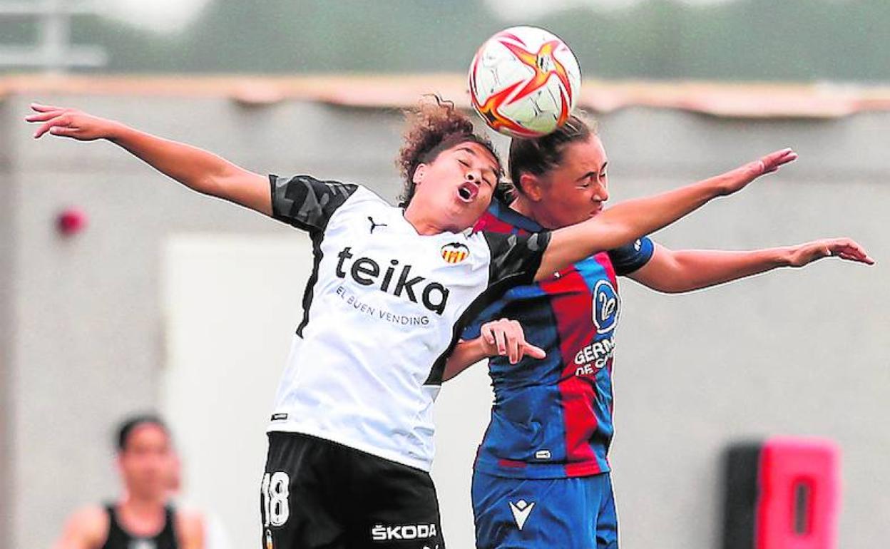 Oriana Altuve y Nuria Mendoza pugnan por un balón en Buñol.