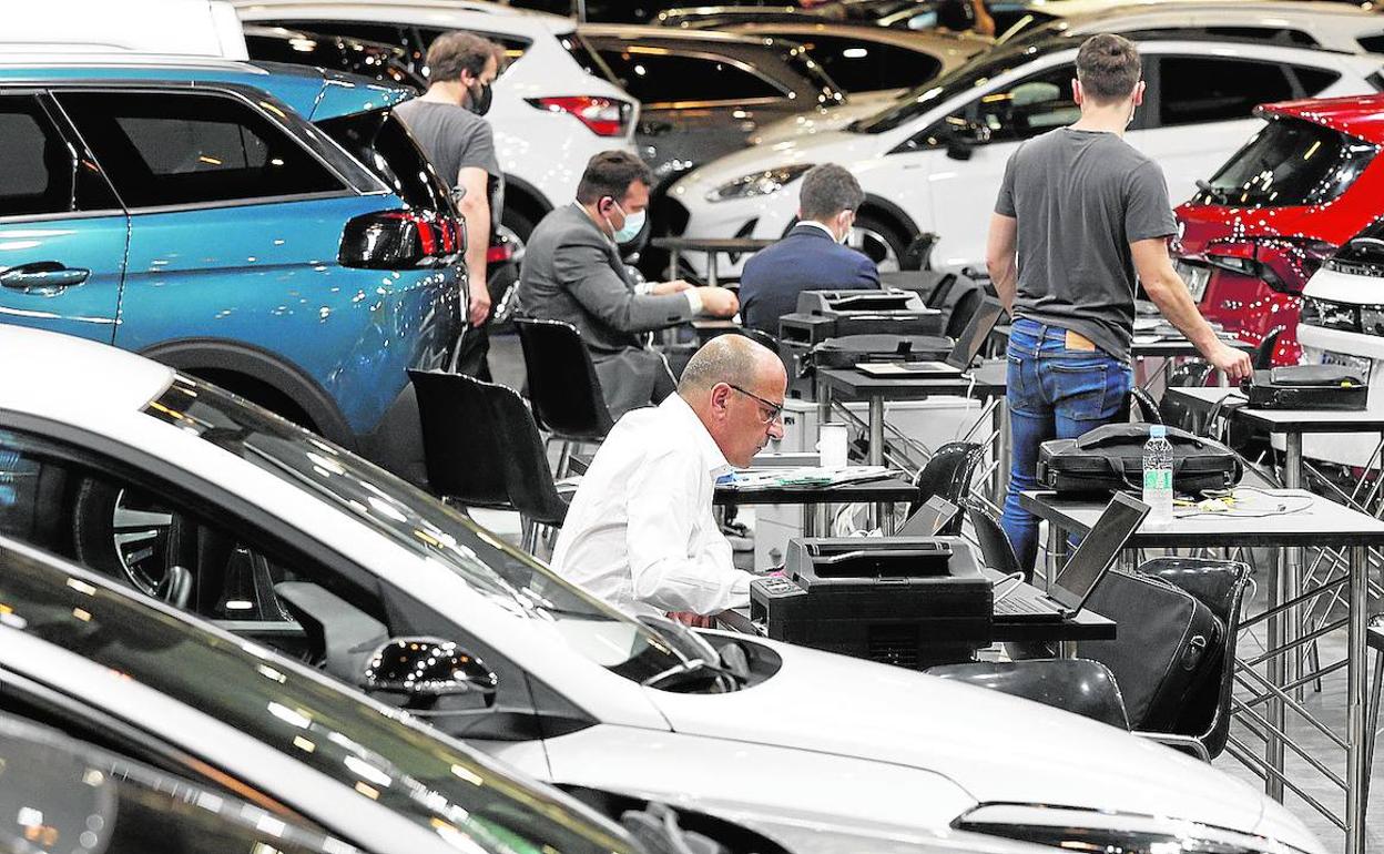 Preparativos de la feria del automóvil. 