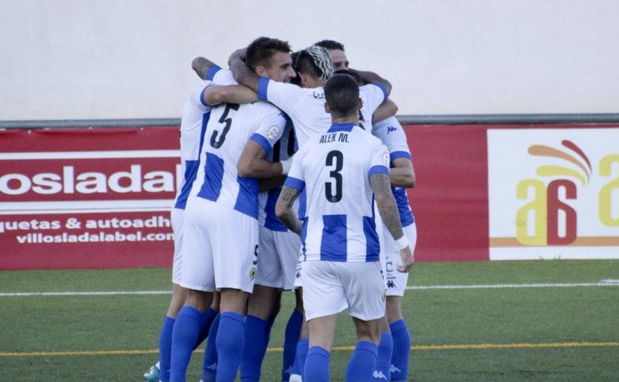 Abrazo de los jugadores del Hércules, este domingo en el estadio San Miguel de Pulpí. 