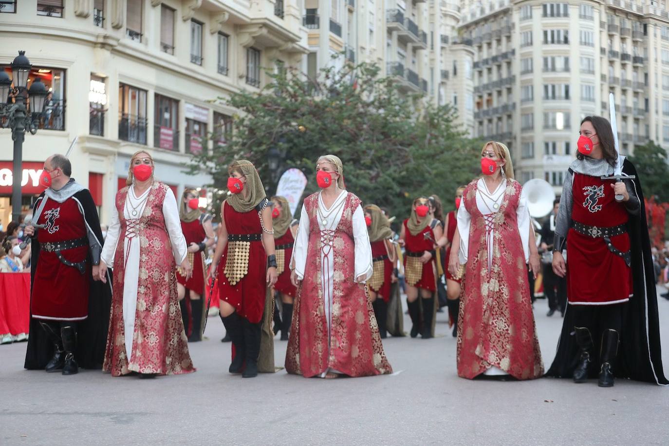 Fotos: Desfile de Moros y Cristianos con motivos del 9 d&#039;Octubre