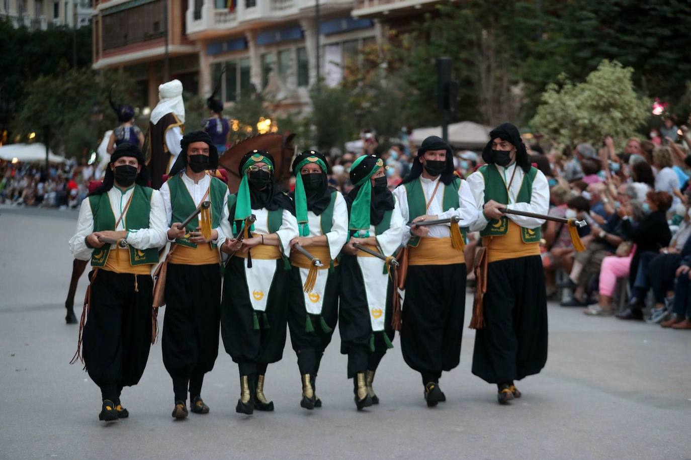 Fotos: Desfile de Moros y Cristianos con motivos del 9 d&#039;Octubre